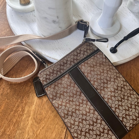 Vintage Coach signature C small crossbody bag back zip pocket Pre Loved - Picture 2 of 7